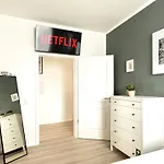 شقة Cozee - Spacious With Netflix *